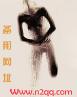 万草丛中一只猫